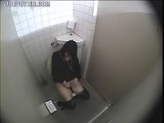 Девушка в ванной скрыто мастурбирует