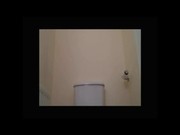 Подглядываем в офисном русском туалете